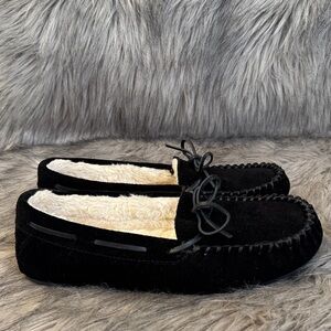 Minnetonka Black &  Cream Fuzzy Slippers Size 9